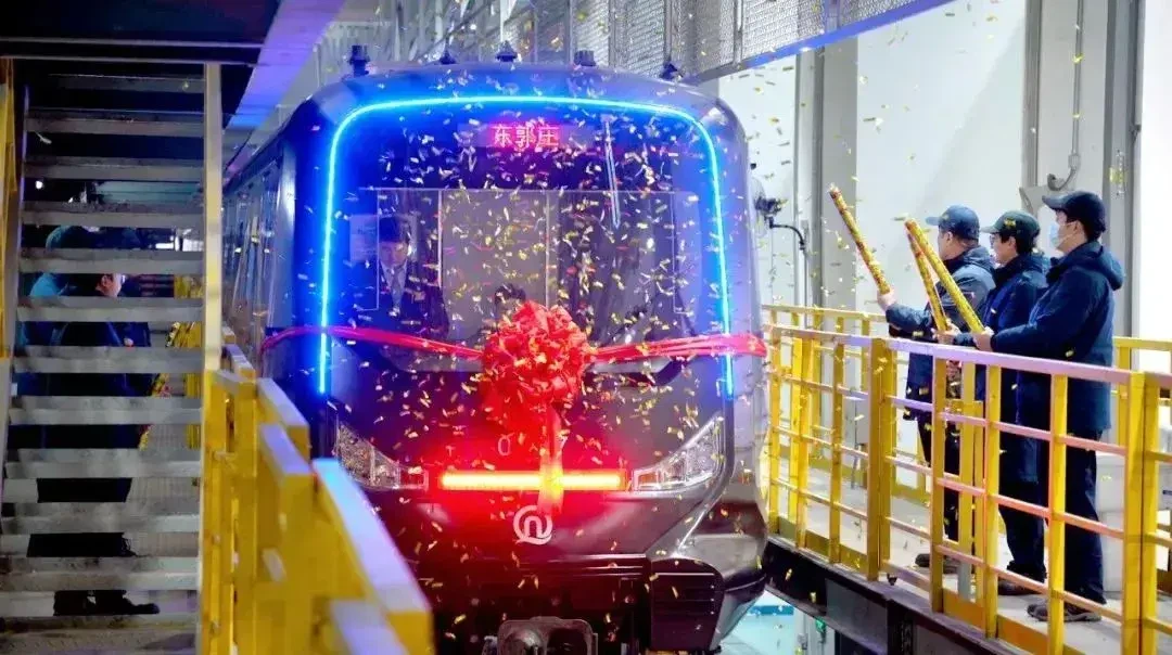 Maailma esimene kaubanduslik süsinikkiust metroorong astub teenistusse